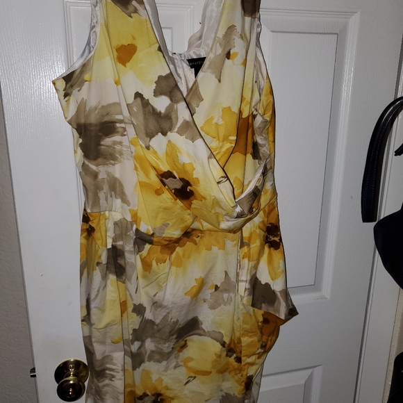 Yellow low V-neck Dress - Picture 3 of 6